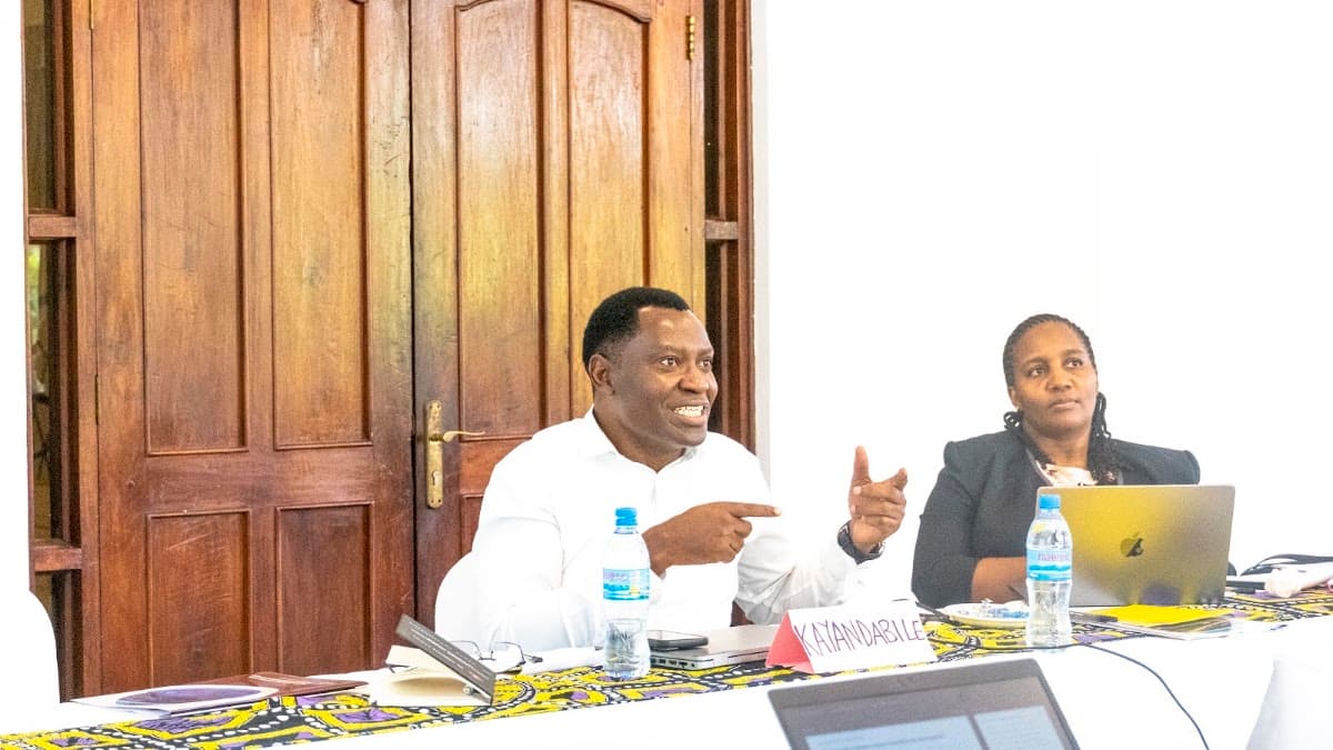 Institutional leaders discussing management and organisational development during an IMED session